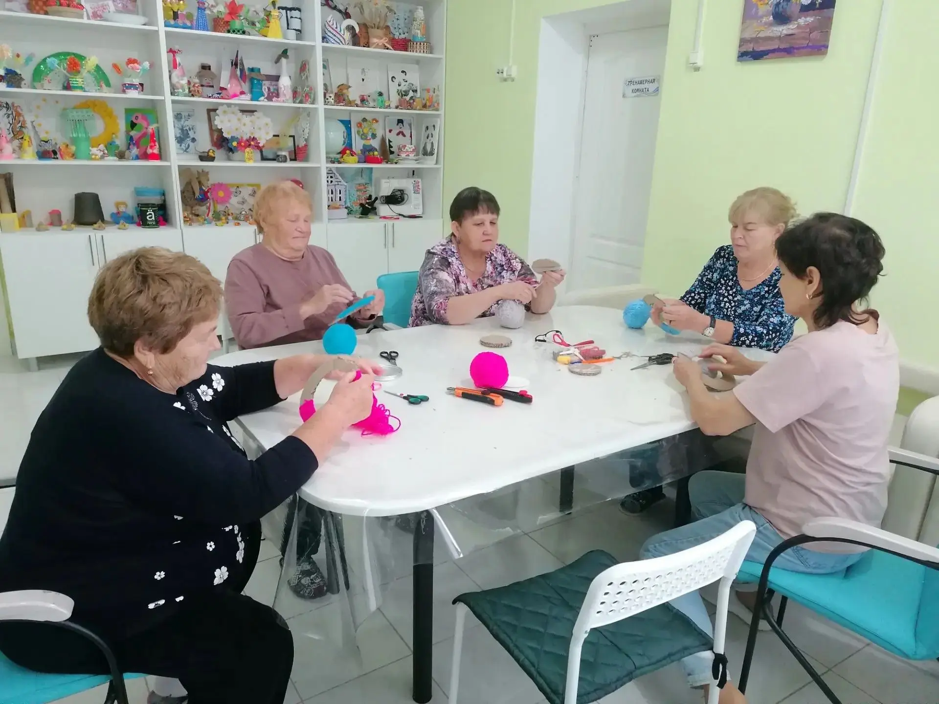 Наши мастерицы бабушки сделали подвеску из нитей.