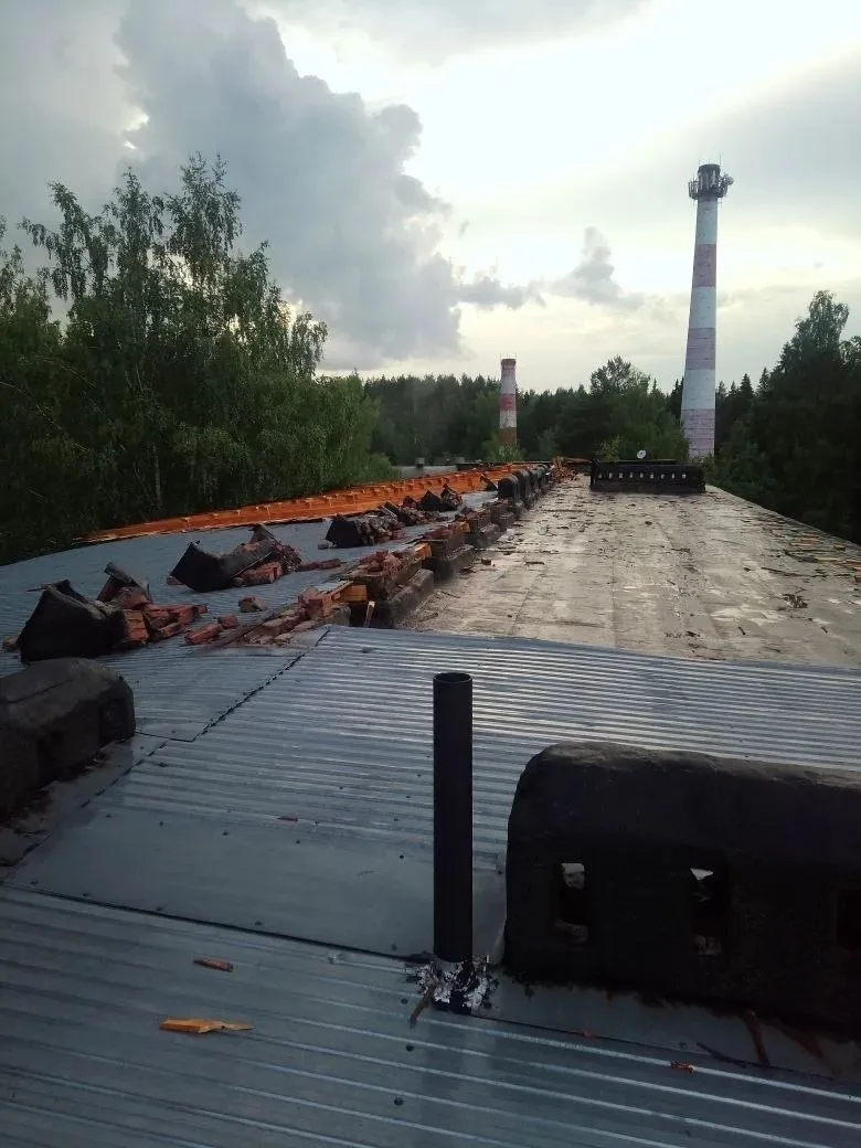 🤯 Крышу дома снесло на Дедюкина, 7

Во время вечерней грозы сильный ветер повредил кровлю общежития