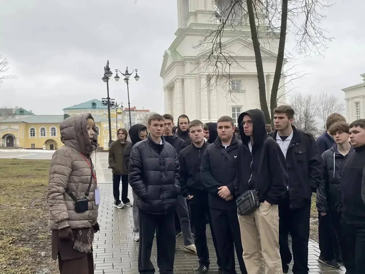 2 апреля студенты ПТЖТ-филиала ПривГУПС посетили пешую экскурсию по Соборной площади «В сердце старо