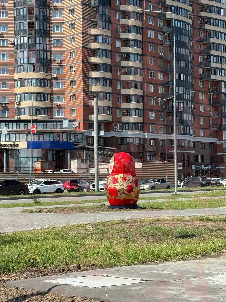 Сургута еще пополнение — такую вот матрешку установили на Университетской