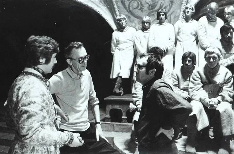 🎬 Кадр со съемок фильма «Иван Васильевич меняет профессию», 1973 год.

Наши группы:
Советское кино
