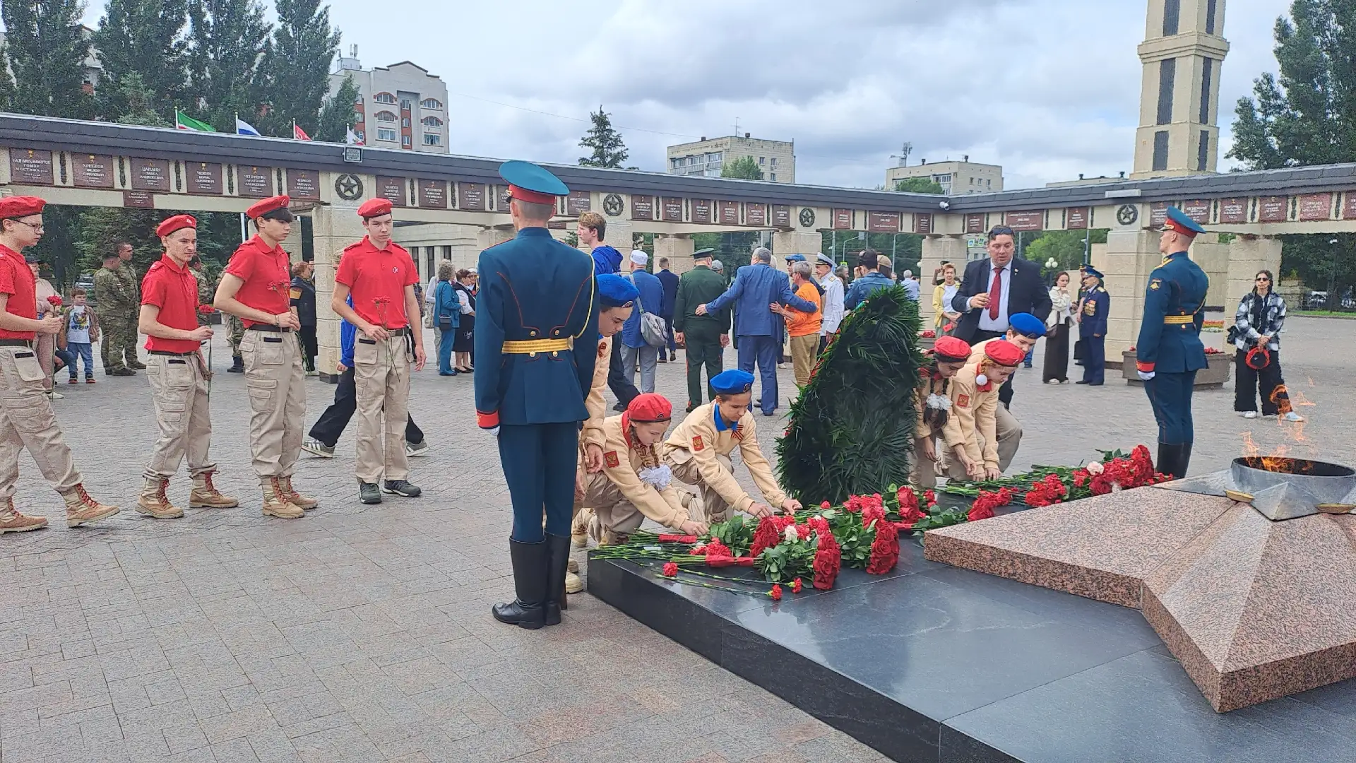 🕯22 июня, в День памяти и скорби, участники юнармейского отряда «Форвард» отдали дань уважения тем,
