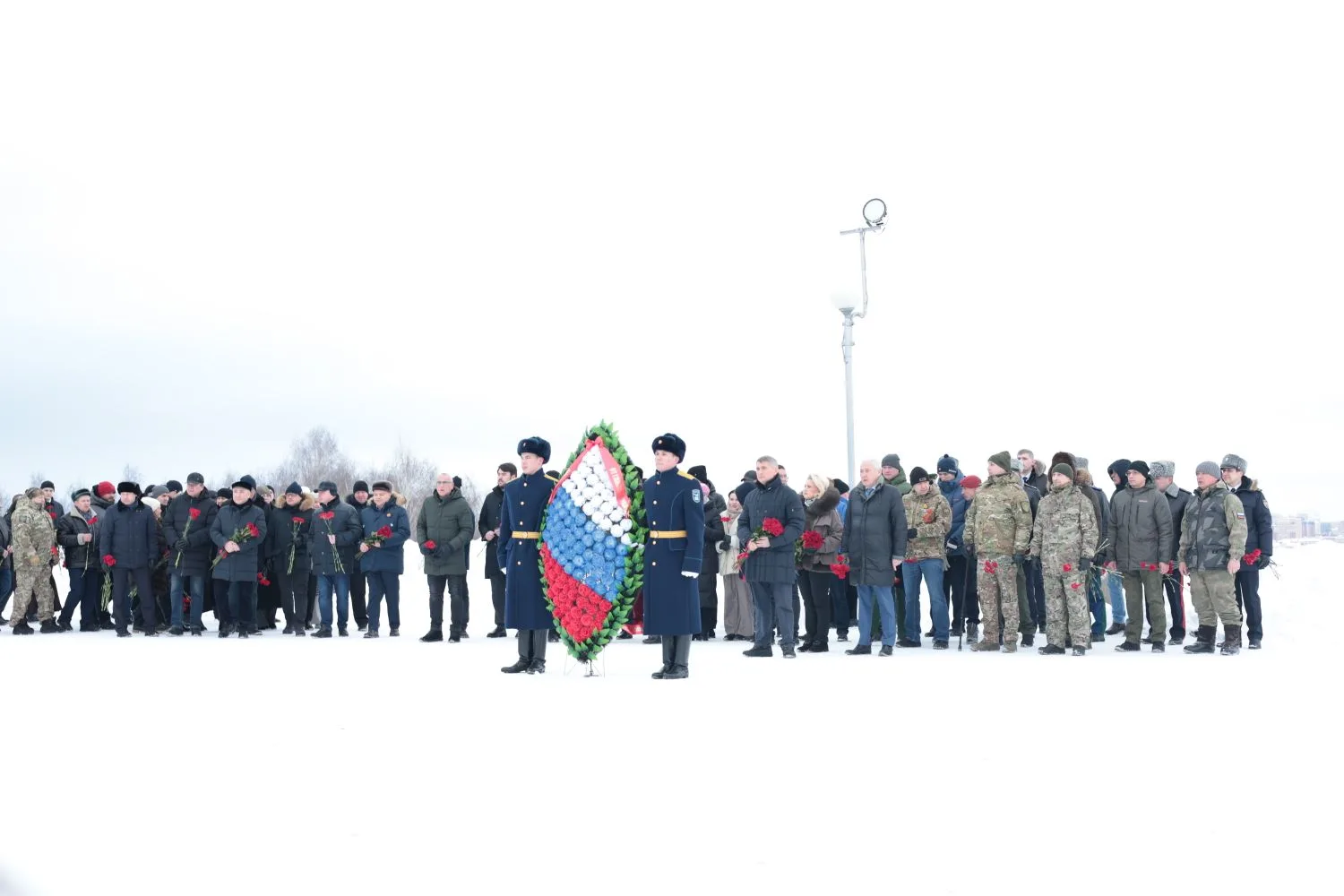 Сегодня в Чебоксарах прошла торжественная церемония возложения цветов в Мемориальном парке Победы.  