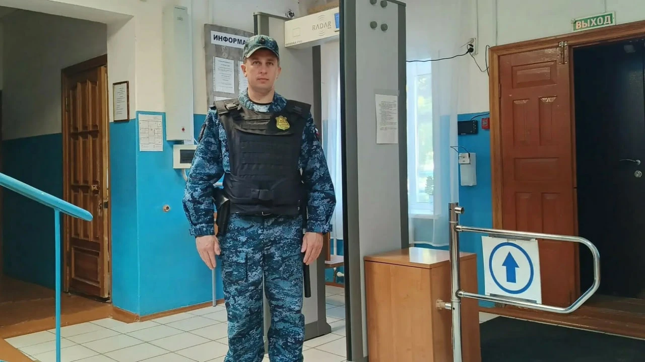 Судебный пристав помог потушить загоревшийся автомобиль в Рубцовске