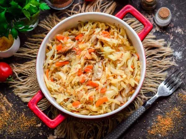 🍄 Тушёная капуста с грибами в духовке.  Ингредиенты:  • Капуста — 300 г • Морковь — 80 г • Лук — 80 