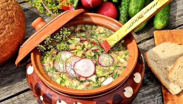 ОКРОШКА классическая на квасе — вкусно и свежо! 

Хрустящие огурцы, пикантный хрен, нежный яичный бе