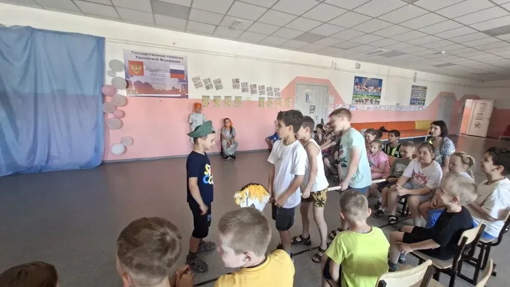 В пришкольном летнем лагере "Радуга" воспитанники трёх отрядов совместно с вожатыми организовали и п