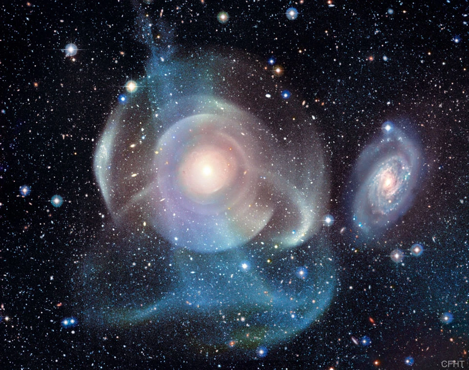 Что происходит с галактикой NGC 474? На менее глубоких снимках она выглядит как типична...