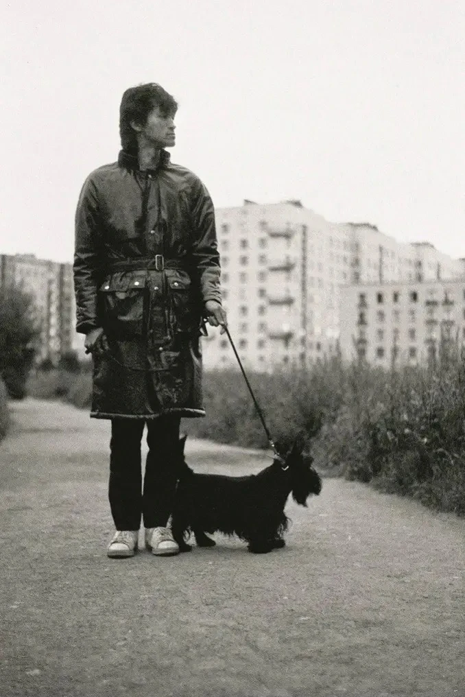 Цой гуляет с Биллом в окрестностях Ветеранов. Фотограф вроде бы Дмитрий Конрадт.