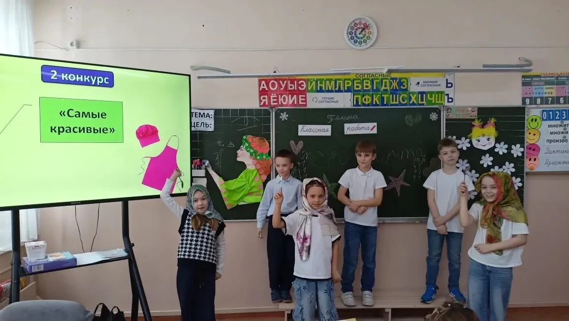 Наши маленькие принцессы из 2 "Г" 💐  В преддверии весеннего праздника в классе было особенно шумно и