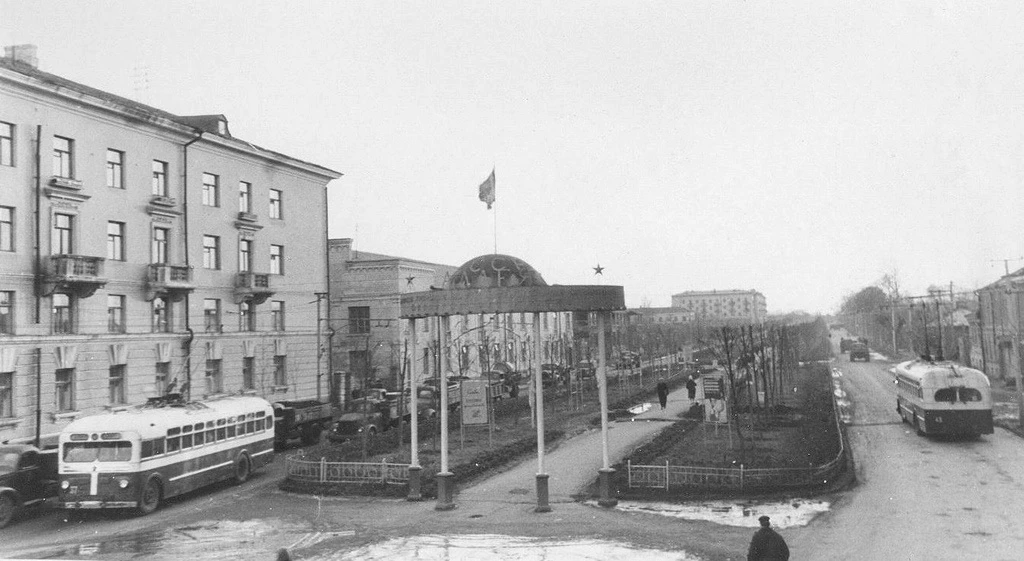 ул.Вокзальная 1973 год Торговый городок. Весенний разлив 1970 год Три подружки у гастронома на Театр