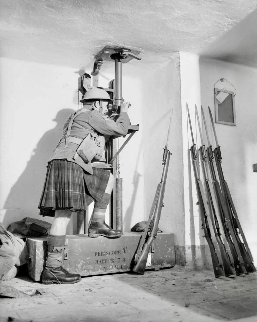 Шотландский солдат у перископа в одном из укреплений линии Мажино. 1940 год.