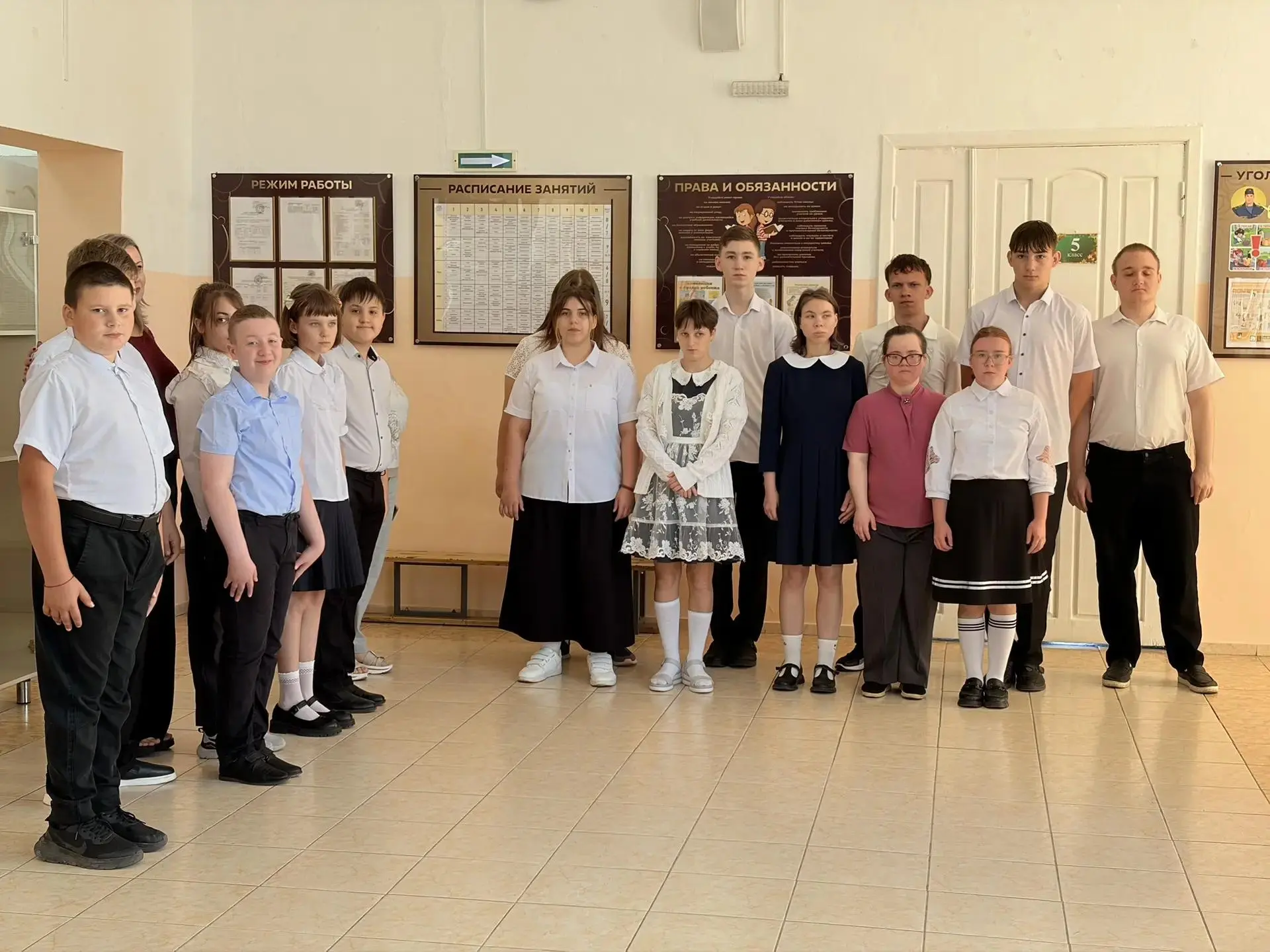 🗓️Новая неделя — отличный старт! Сегодня, 7 сентября, наш школьный  холл снова наполни...