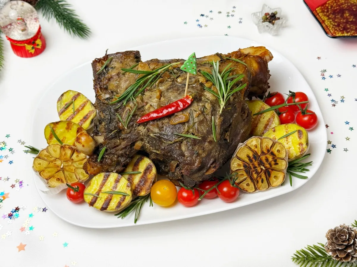 🔥 Запечённая баранина на праздничный стол

Ароматное, сочное мясо с чесноком и травами — блюдо, кот