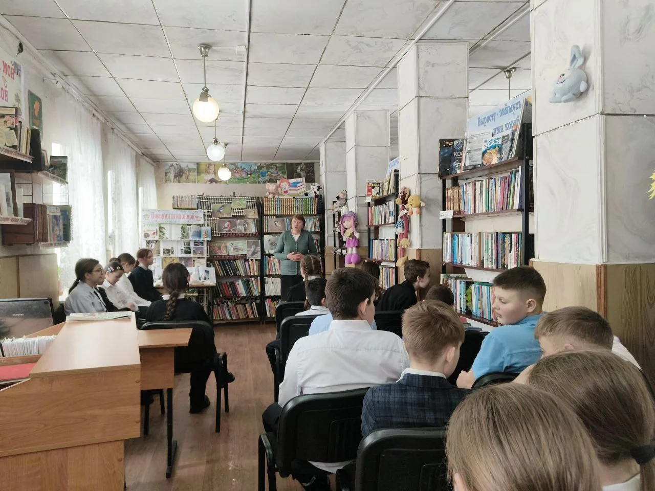 Ученики 5 "А" и ученики 5 "В" класса посетили детскую городскую библиотеку. Им рассказали о том, как