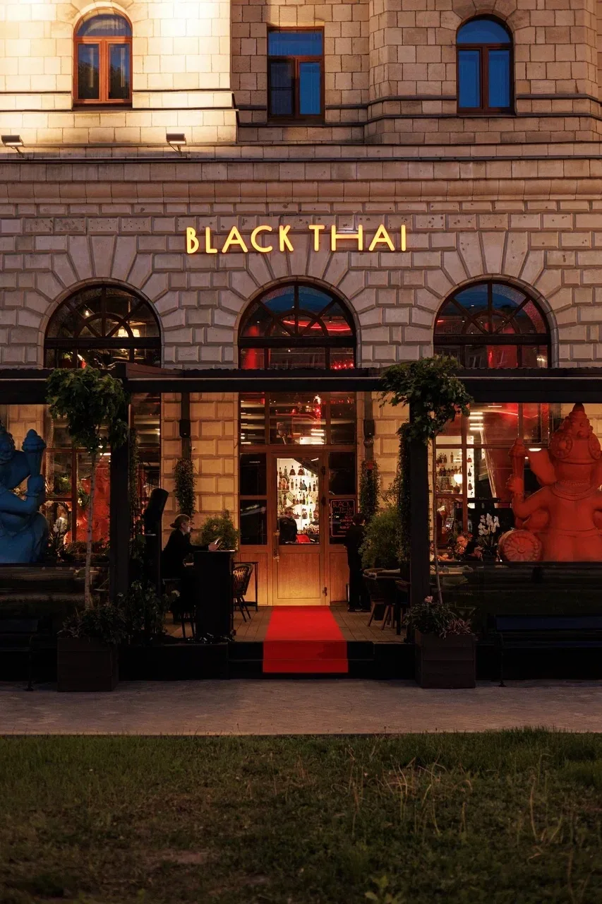 Black Thai обновил летнее меню и веранду с панорамным остеклением, раздвижной крышей и ковровой доро