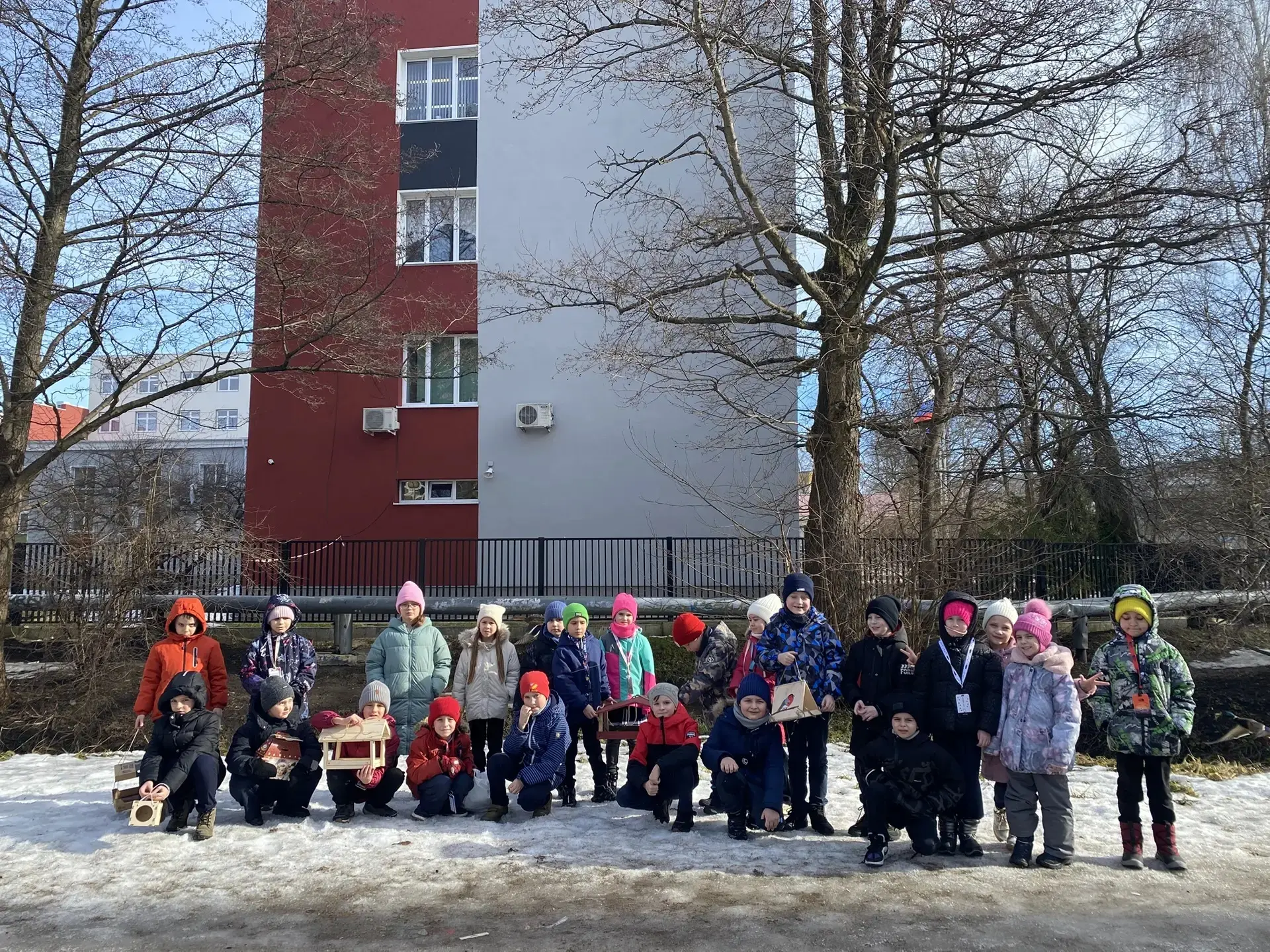 🍃Весна пришла, но птицам всё ещё нужна наша помощь! 🐦  📣Сегодня ученики 1 Б класса вместе со своим к