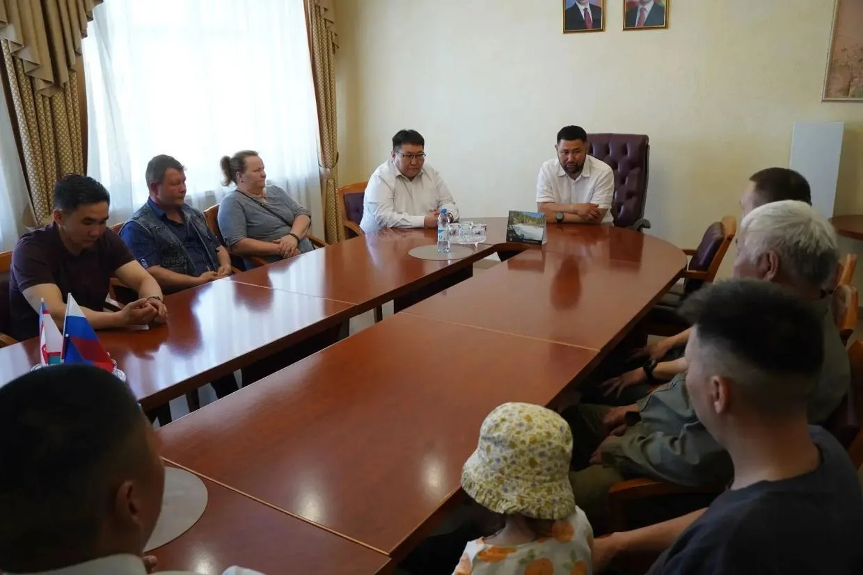🚜 Мэр Якутска поблагодарил работников МУП «Жилкомсервис» за ликвидацию пожара