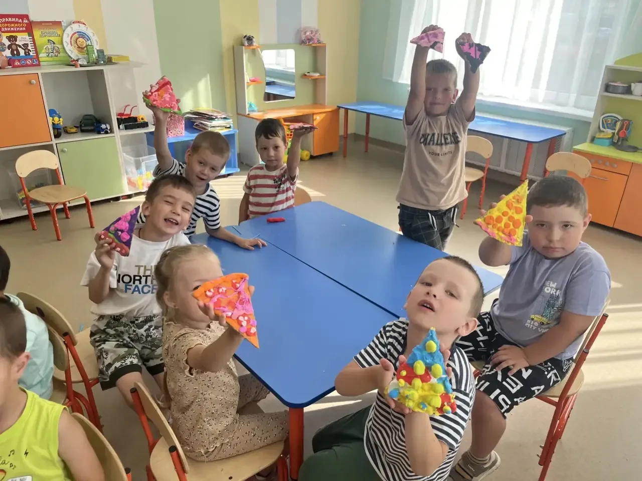 Наши маленькие повара с большим удовольствием изготовили аппетитную пиццу из воздушного...