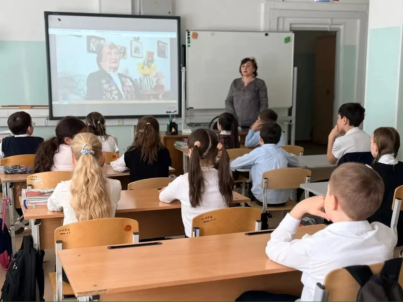ТОРЖЕСТВЕННАЯ ЛИНЕЙКА 💥   В нашей школе состоялась торжественная еженедельная линейка, посвящённая п