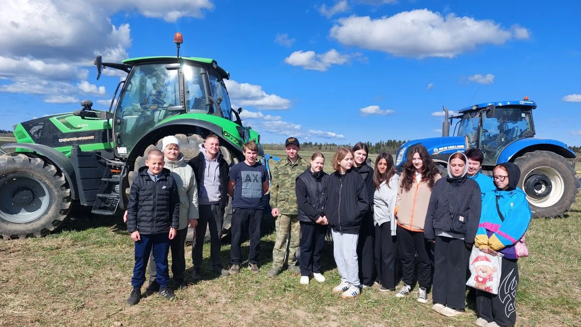 🚜 От парты — к реальному делу: как будущие аграрии покоряли Племенной завод «Каложицы».