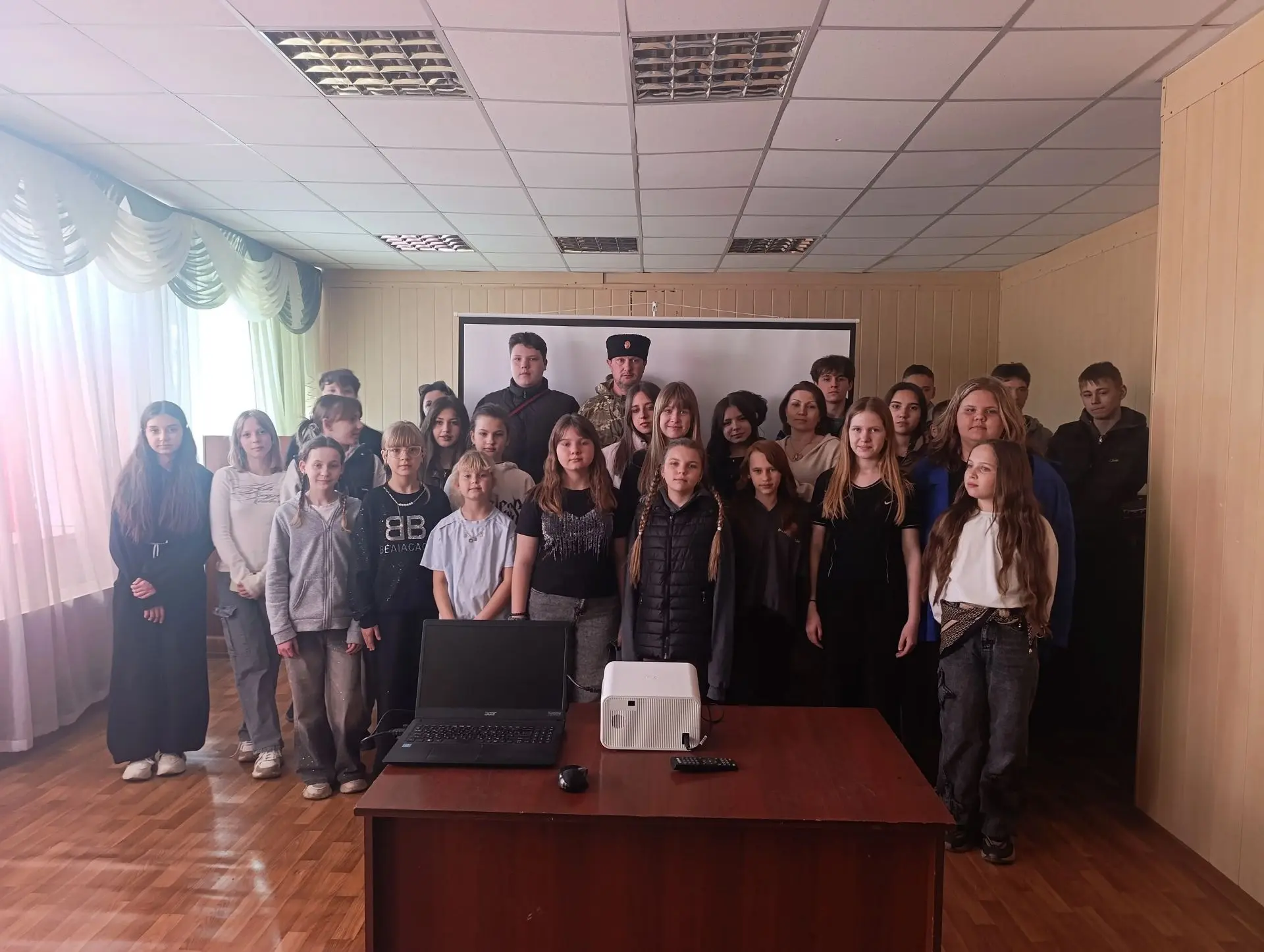 Сотрудниками МБУ "Комсомольский поселковый клуб" проведен урок мужества #ТвойГерой "Вме...