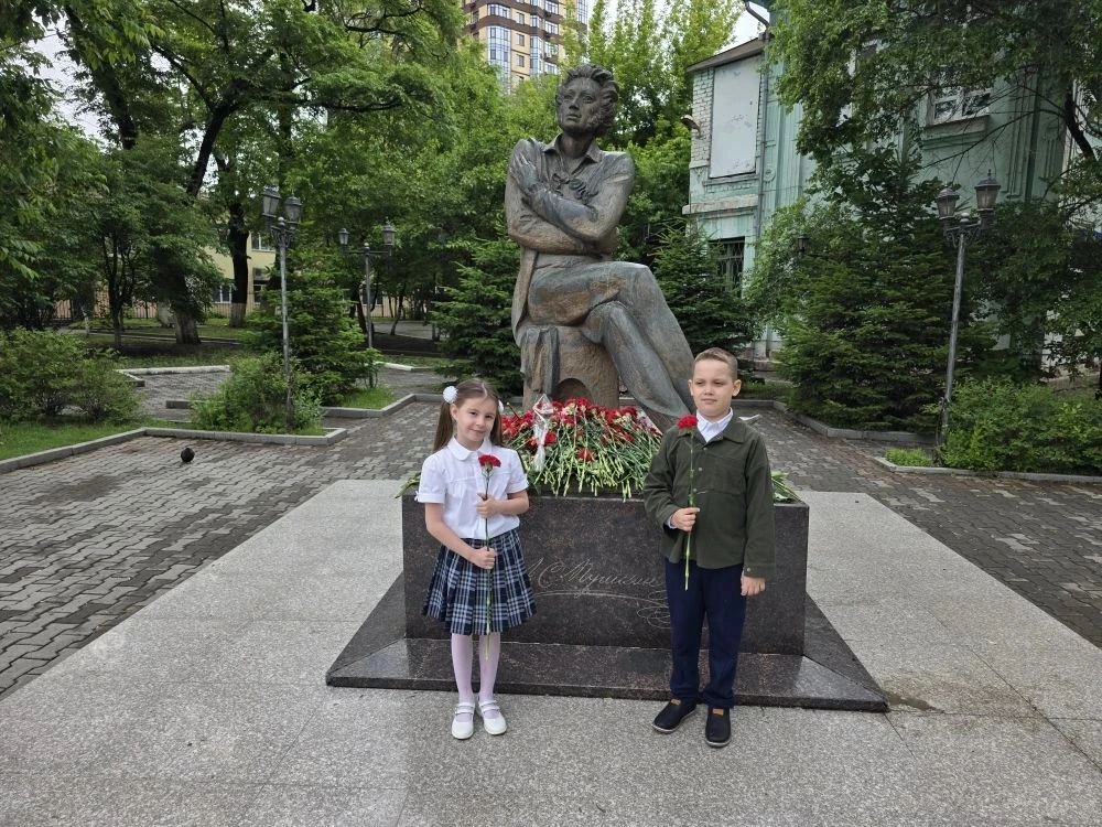 Возложение цветов и чтение стихов в честь Родины! 

Наши воспитанники приняли участие в трогательной