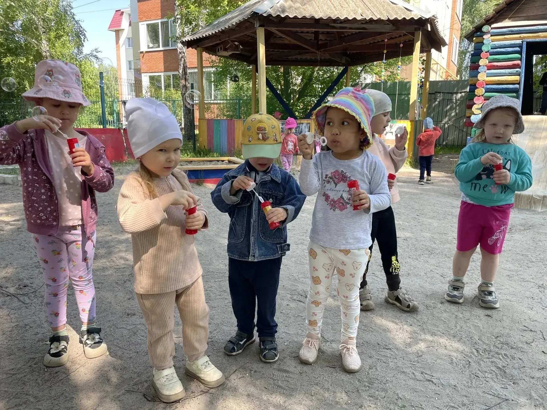 ☀️ Лето в детском саду — это время настоящих чудес! 🌈 

На прогулке нет места скуке — каждый день н