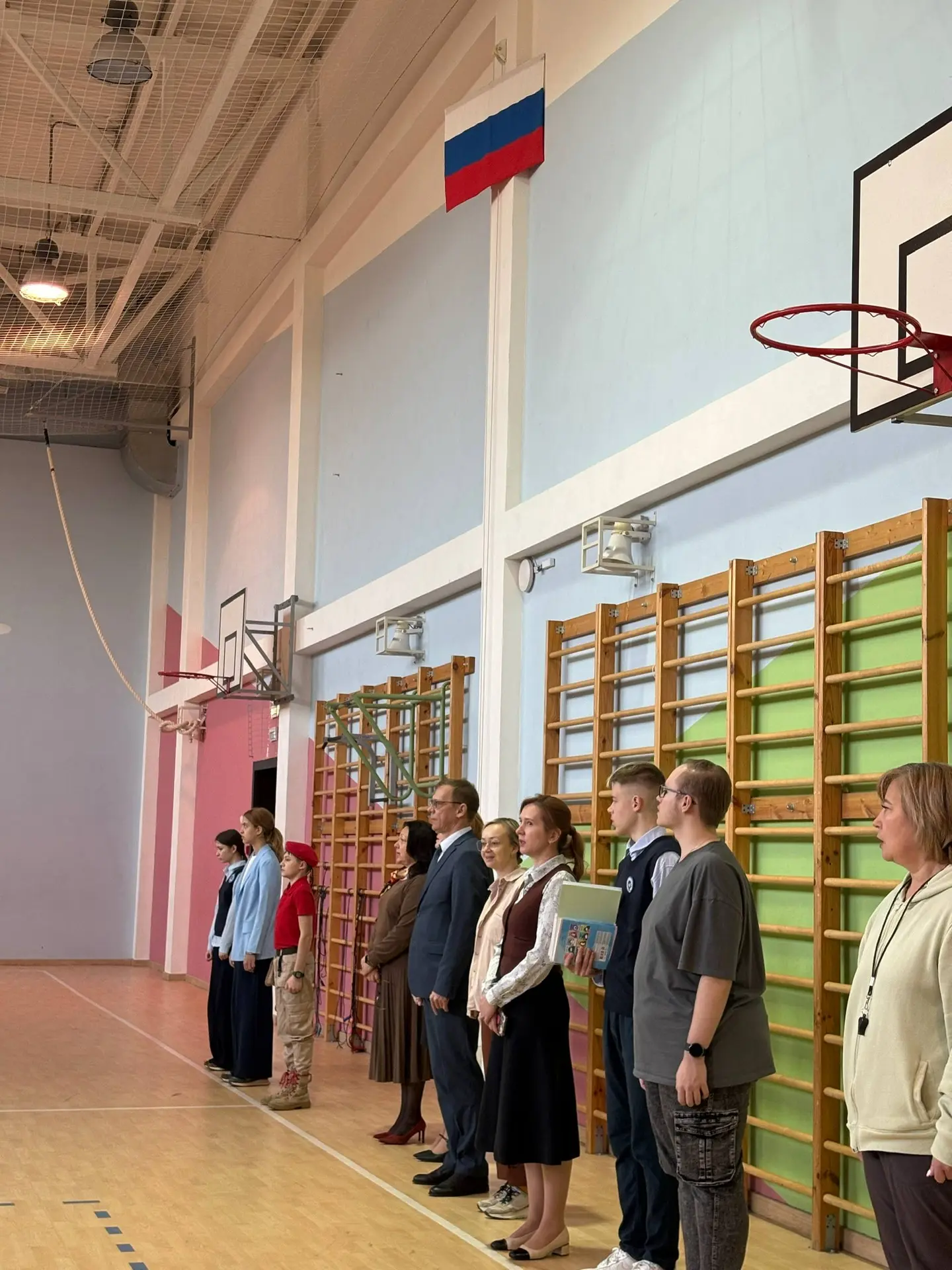 В понедельник 16 марта на традиционной линейке, открывающей учебную неделю, собрались 5М, 6А, 6Г, 6Д