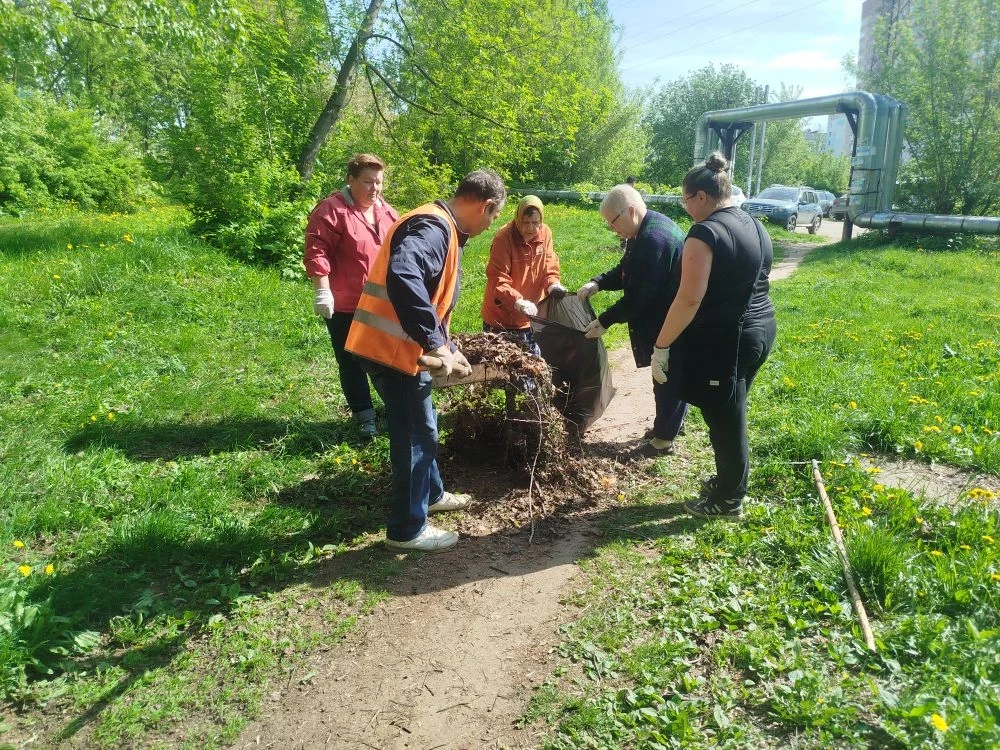Еще один субботник прошел во дворе дома №37 по улице Голованова! 🧹🌿  Сотрудники Домоуправляющей комп