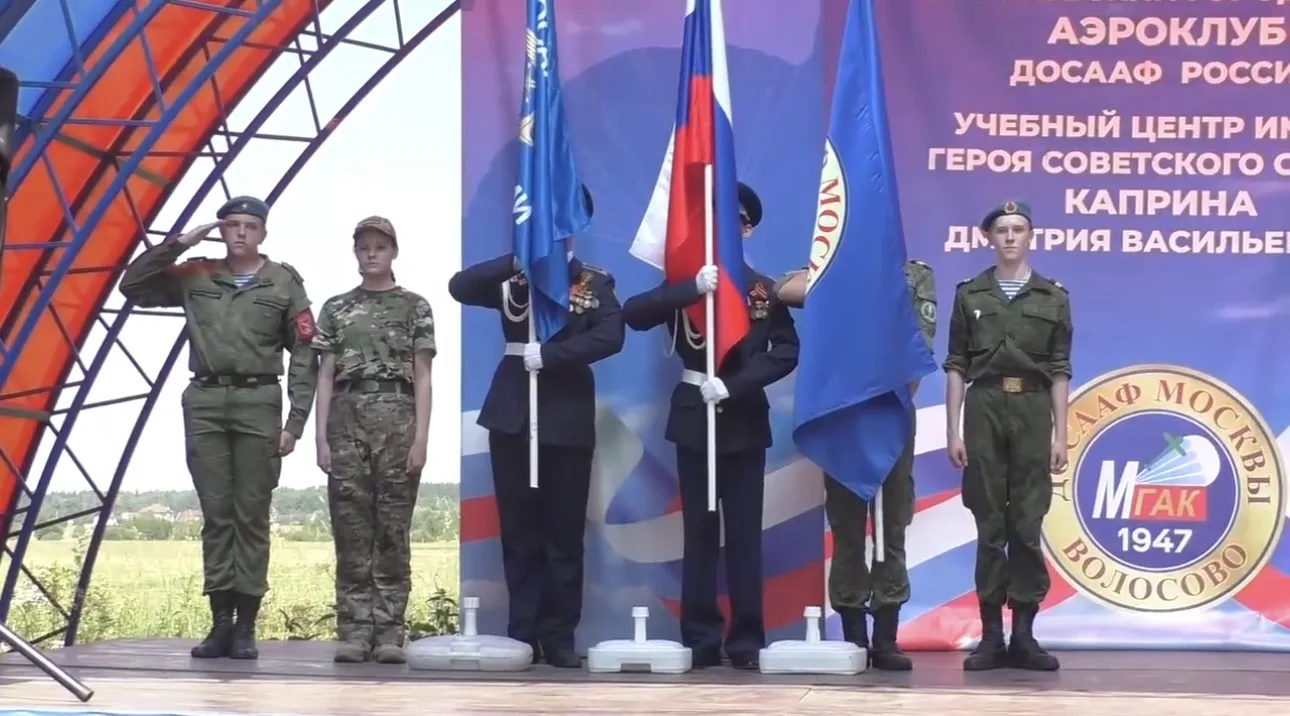 В праздничном мероприятии «День России» на аэродроме Волосово приняли участие кадеты лётной школы из