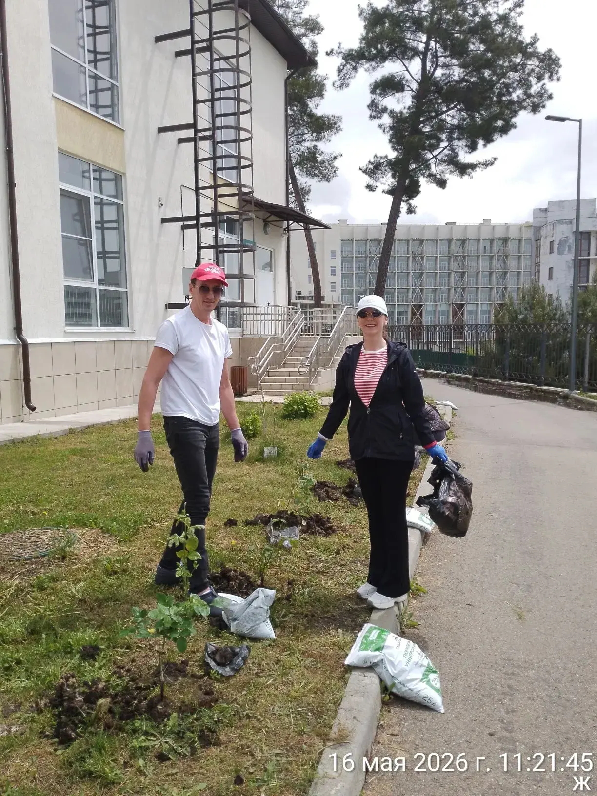 🌹Сегодня на территории нашей школы царила атмосфера единения и заботы о будущем.   🌳В рамках акции п