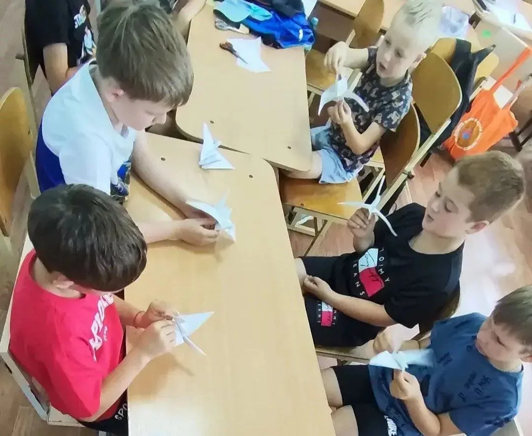 Накануне Дня памяти и скорби ребята из ЛДП «Казачок» готовят бумажных журавлей 🕊️

🕊Эти птицы стан