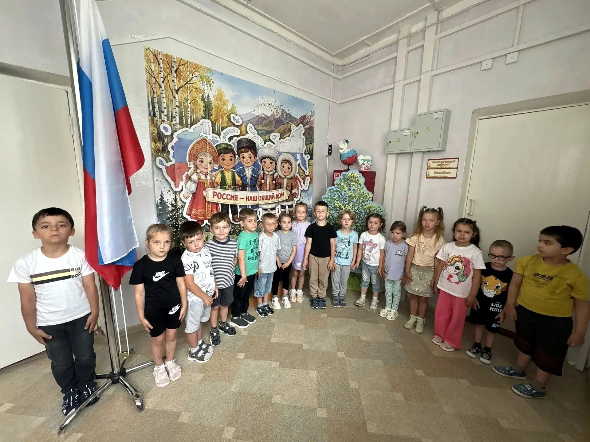 В нашем детском саду понедельник начался с торжественной церемонии поднятия Государственного флага Р