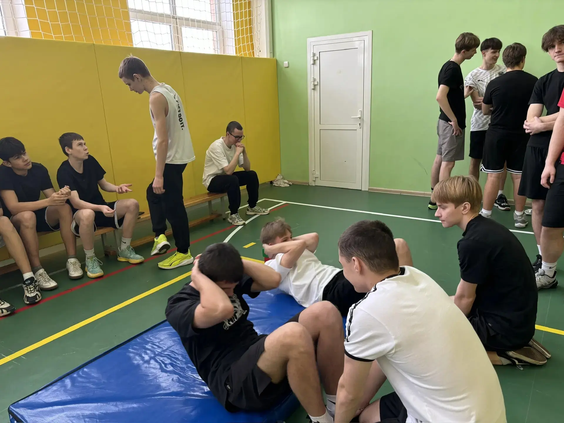 Для сдачи ГТО в 9-11 классах (возраст 16-17 лет) нужно выполнить нормативы 6-й ступени комплекса. Гл