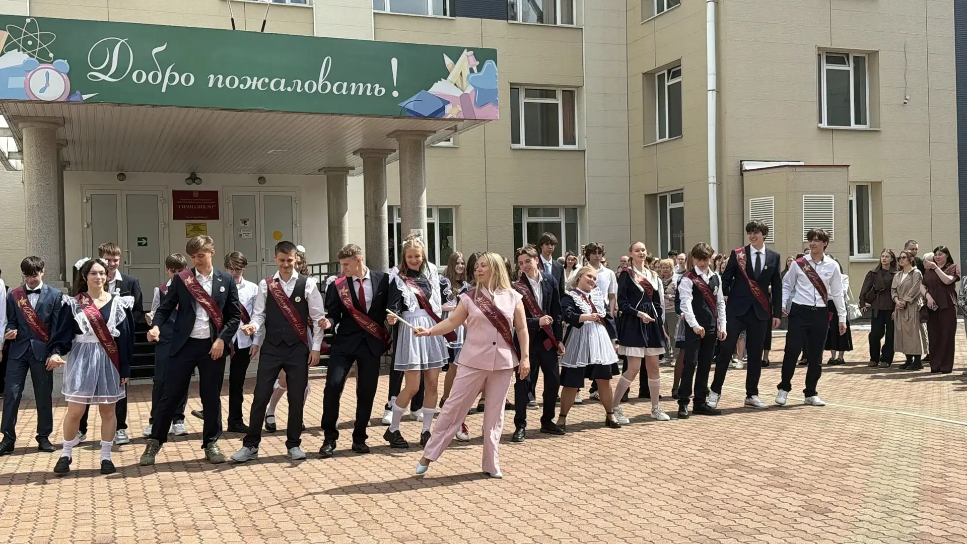 Дорогие выпускники 11 класса💥!   🛎 Вот и прозвенел последний звонок, возвестивший о завершении важно