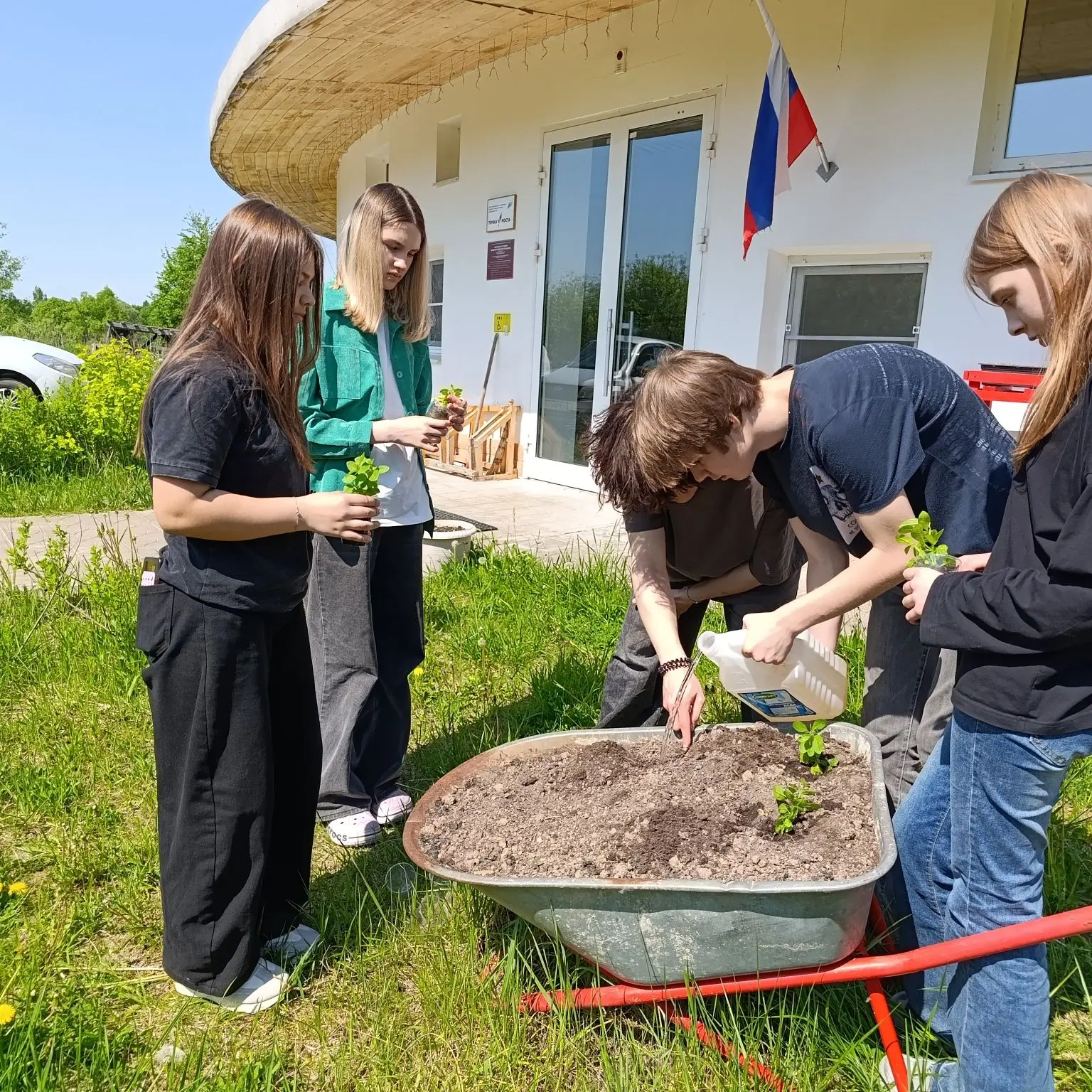 🌺Сегодня около школы стало чуть больше красоты и тепла 🌺
Вместе с учениками высадили петунии, кото