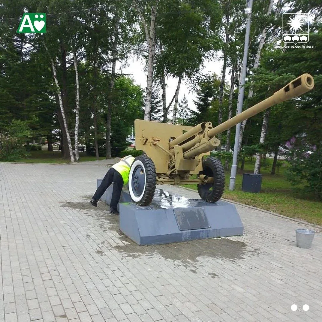 ✅ Генеральную уборку провели на центральном мемориале в Артёме 
 
Специалисты отмыли памятники и мем