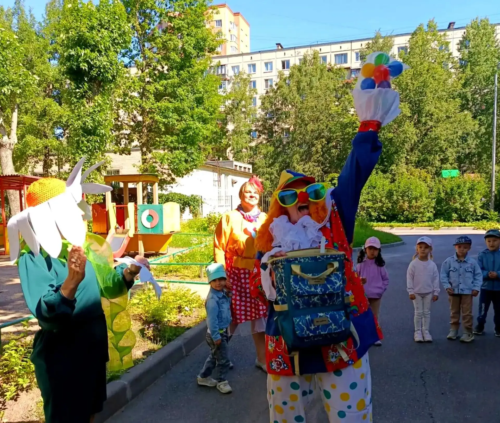 Сегодня у нас в детском саду был очень весёлый день. 🌞 Почему? Да потому, что к ребятам пришли тётя