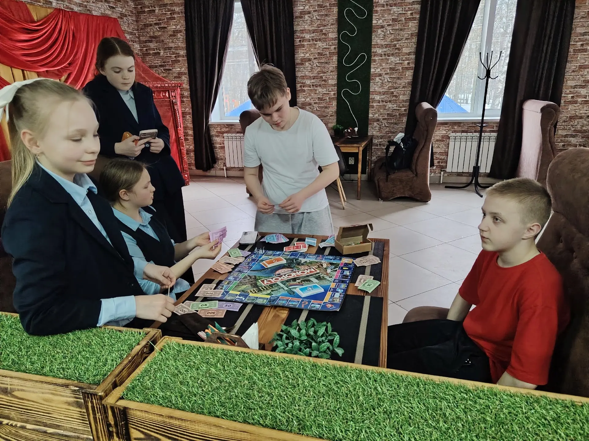 🍕 «ПИЦЦА-ПРАЗДНИК В «ШОКОЛАДЕ»: 7 «Б» НА ВЕСЕННИХ КАНИКУЛАХ!» 🍫✨  📍На весенних каникулах 7 «Б» класс
