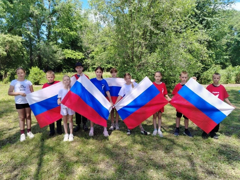 В преддверии Дня России в лагерях с дневным пребыванием, профильных формированиях под руководством п