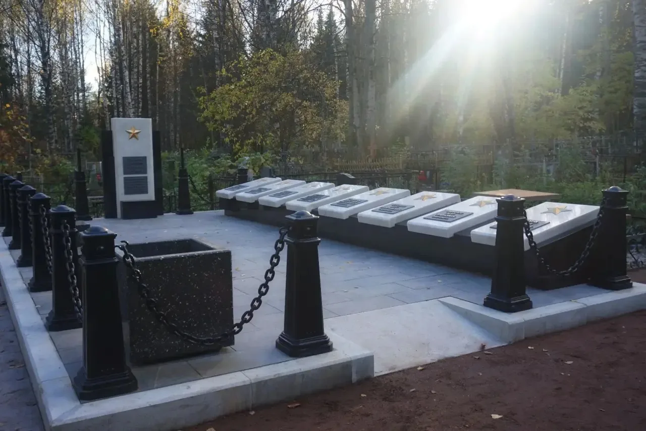 На городском кладбище завершено благоустройство воинского захоронения. Теперь это место...