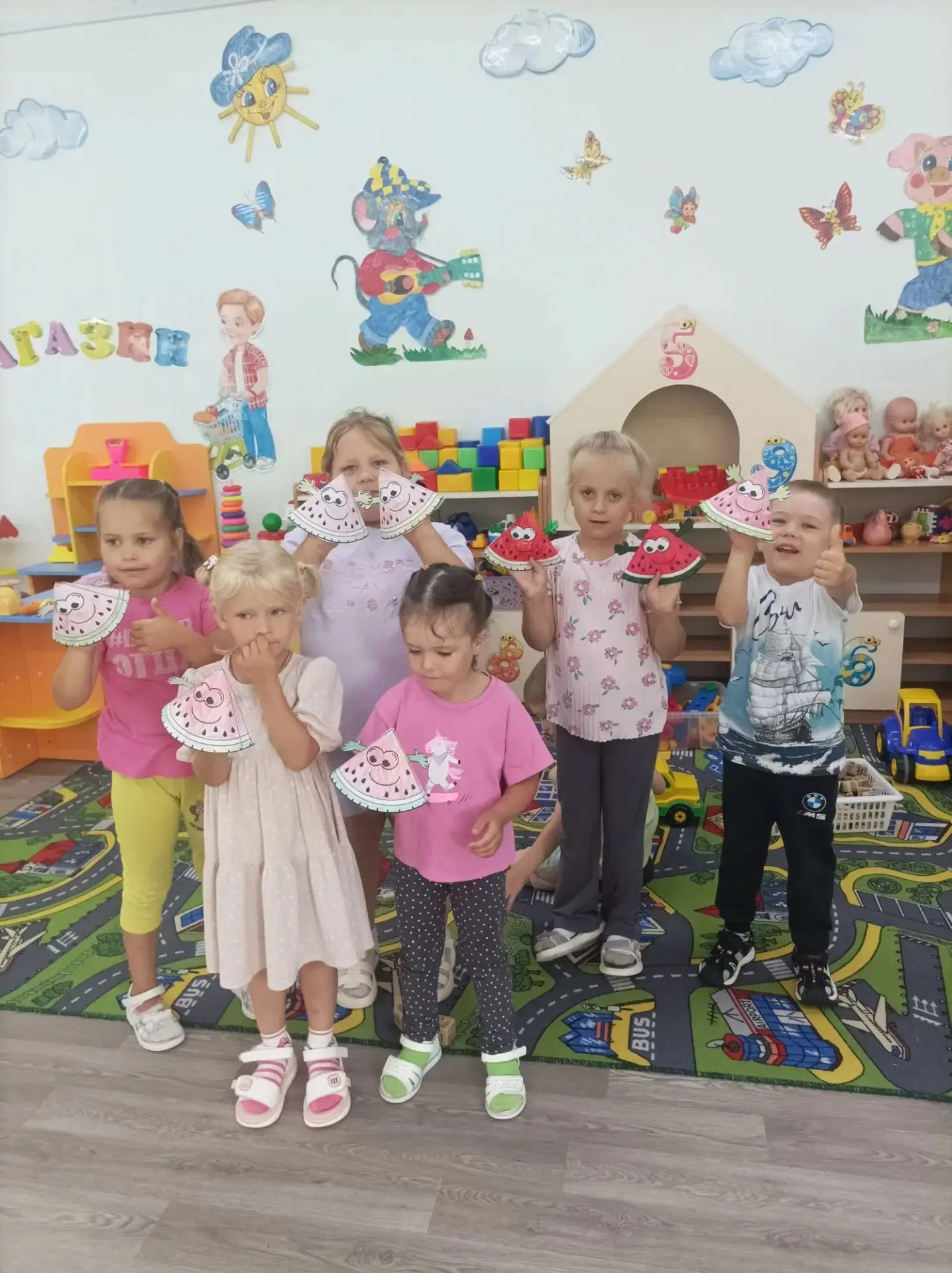 Сладкая ягода в гостях у малышей
