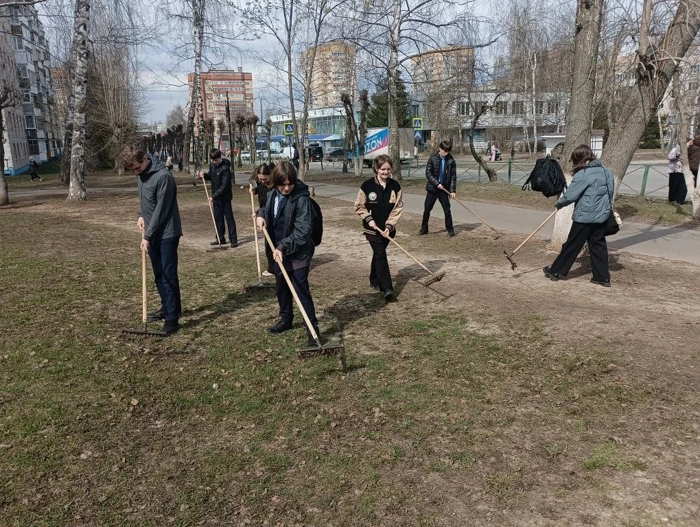 🌿 Наводим порядок на школьной территории  В рамках весенних субботников классы выходят на уборку шко