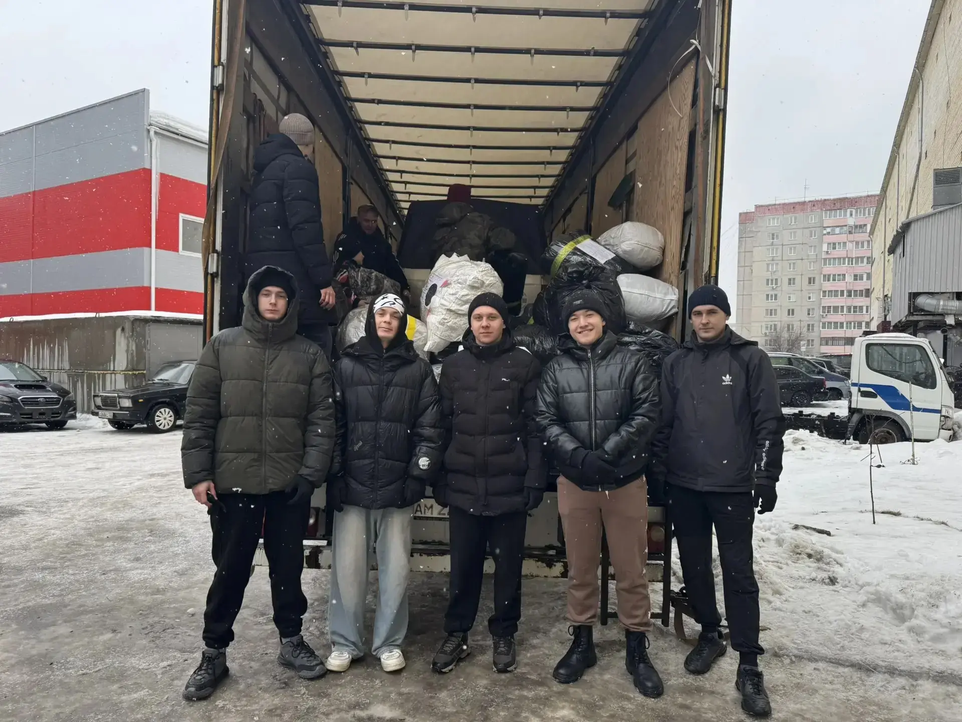 🤝 Студенты колледжа приняли участие в погрузке гуманитарной помощи.  В преддверии Дня защитника Отеч