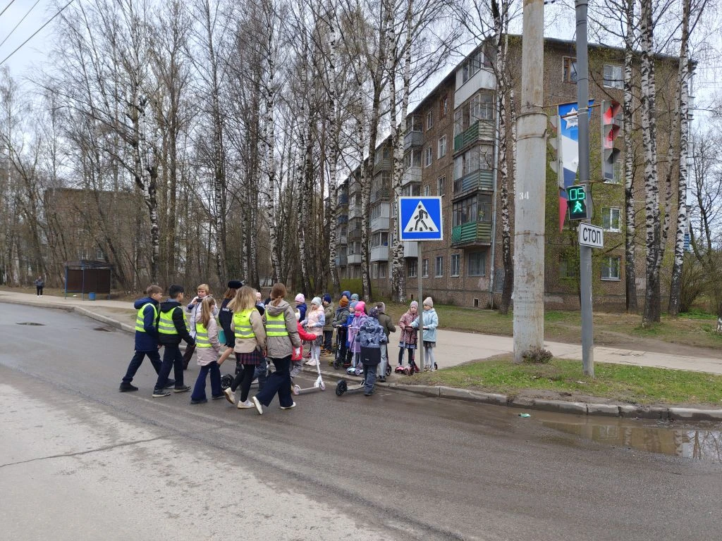 🚦 С наступлением тепла наши первоклассники всё чаще проводят время на свежем воздухе — катаются на в