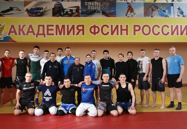 Равнение на чемпионов!   Для курсантов академии – членов группы ГСС по единоборствам провела трениро