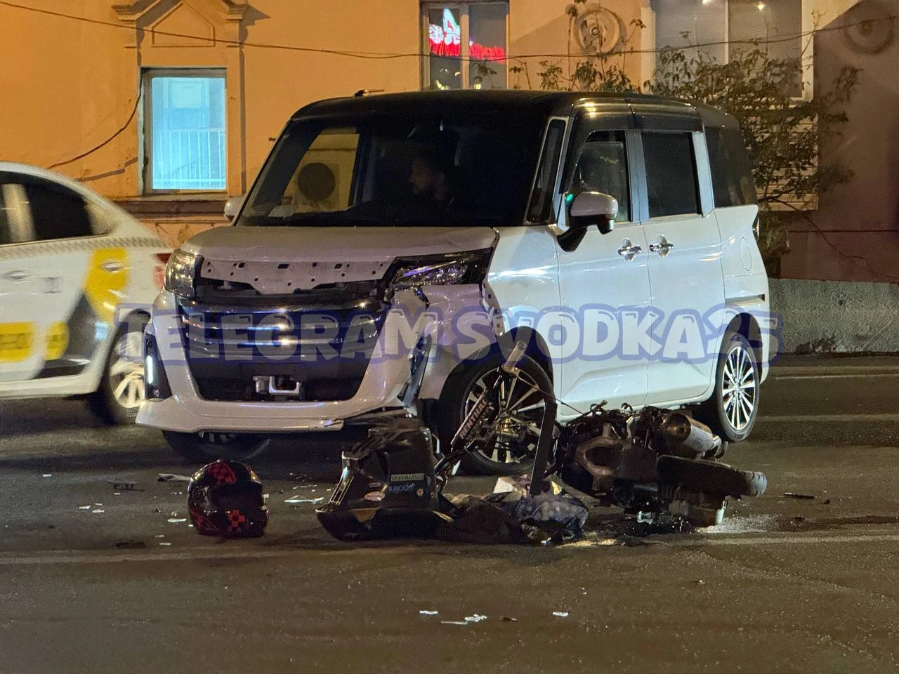 🤯 Во Владивостоке на Баляева подростки на мопеде врезались в машину, удирая от Росгвардии