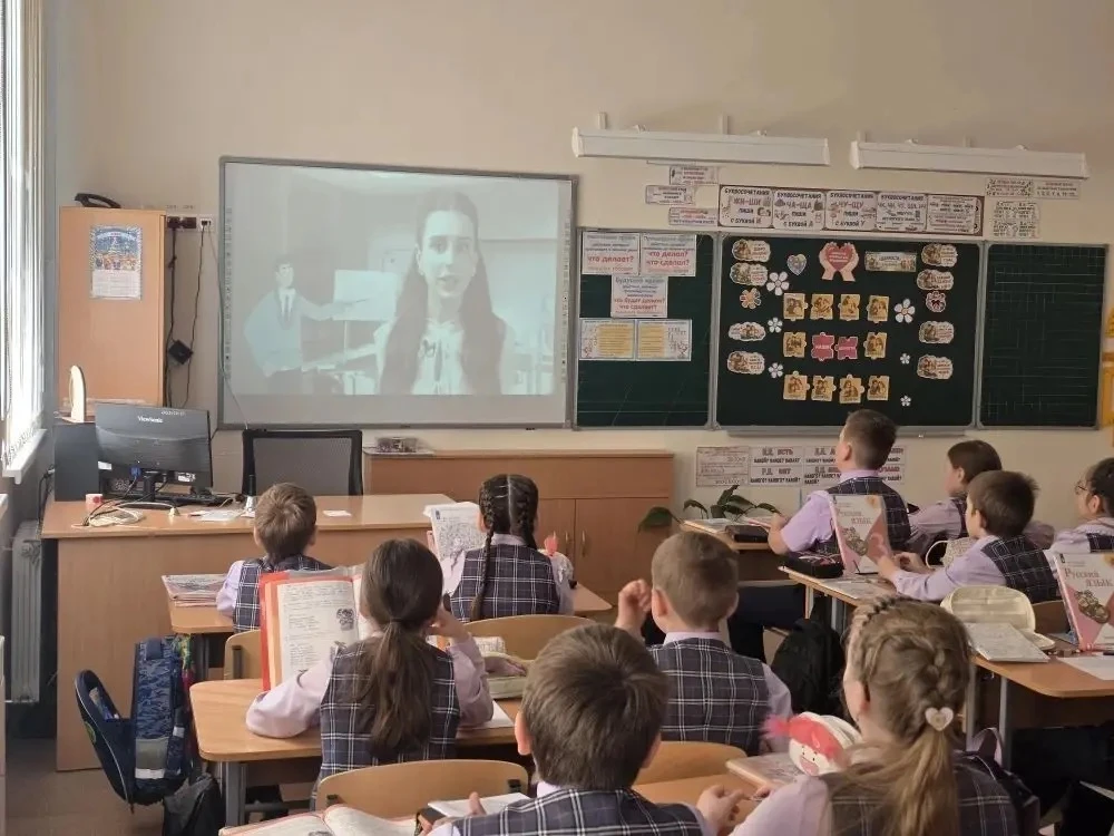 📢 Сегодня в 3"В" классе прошли «Разговоры о важном» на тему «Ценности, которые нас объединяют».  🤝 Ц
