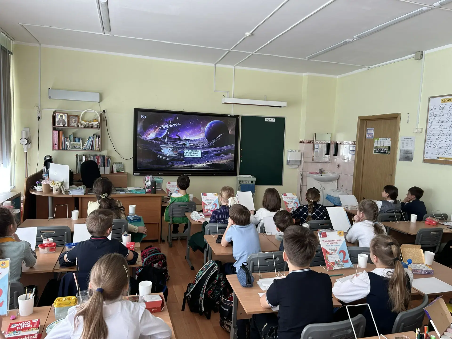 🇷🇺 🚀 После каникул учебные будни в нашей школе начались с традиционной торжественной церемонии.  ⭐️В